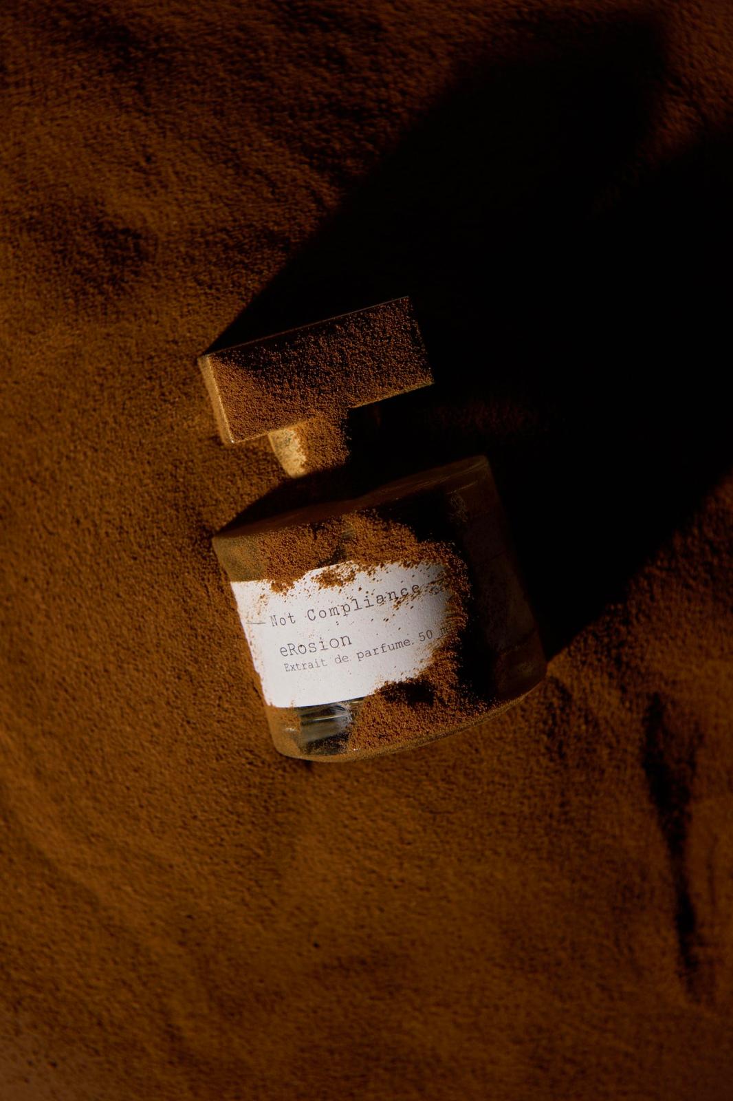 Dettaglio fragranza EROSION rosa turca gelsomino patchouly oud